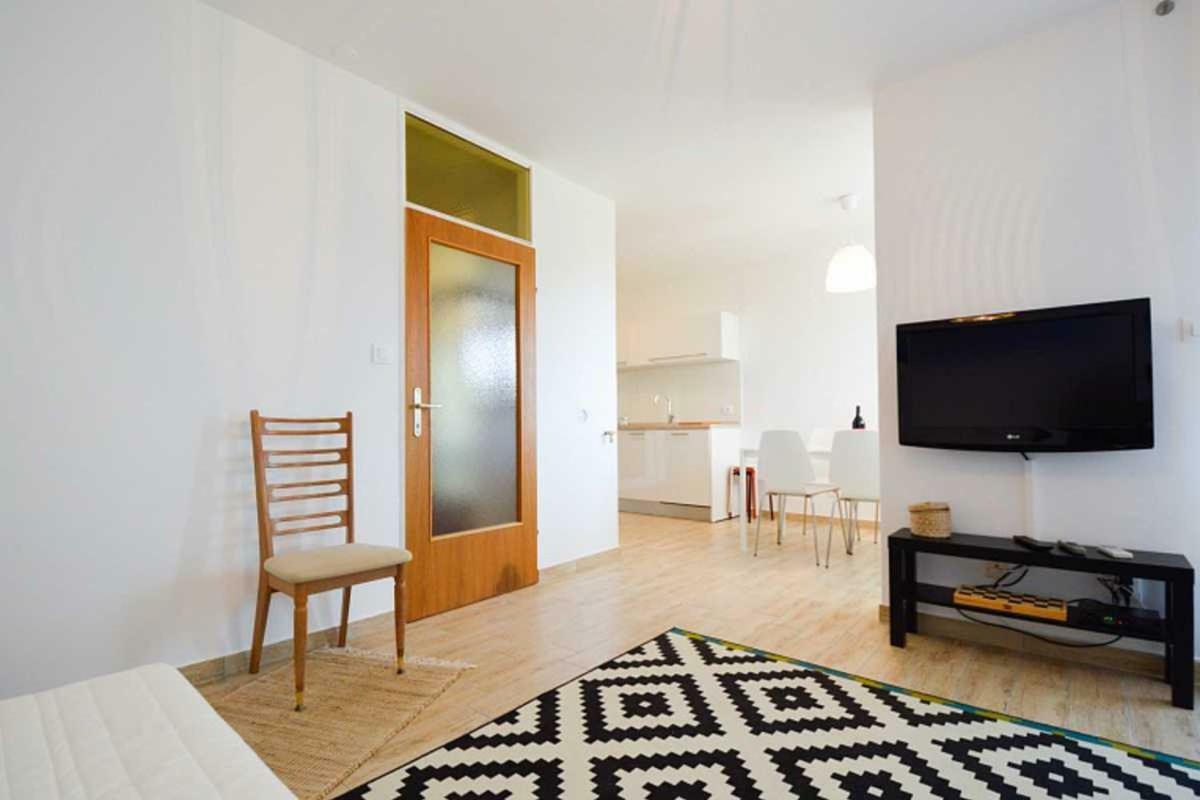 Leut Apartment, 3Min Beach, 15Min Center Pula Exteriör bild