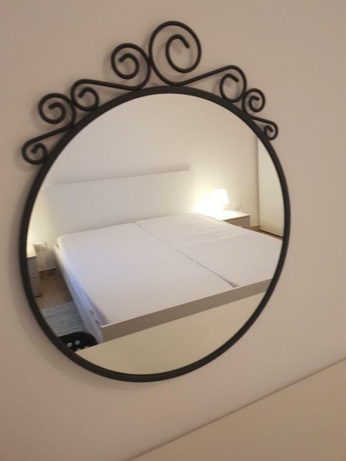 Leut Apartment, 3Min Beach, 15Min Center Pula Exteriör bild